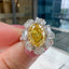 Anello con diamante giallo fantasia a taglio ovale da 3,90 ct